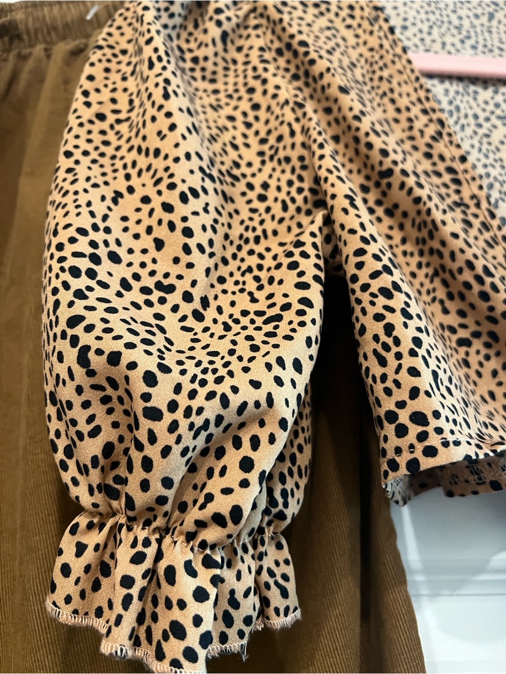SHEIN Tan Leopard-Print Tie-Front Puff Sleeve Cropped blouse - Picture 3 of 12